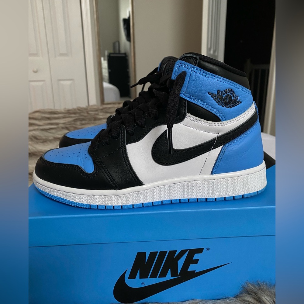 Air Jordan 1 Retro High OG UNC Toe (GS) - FD1437 - 400 - US - Picture 6 of 16